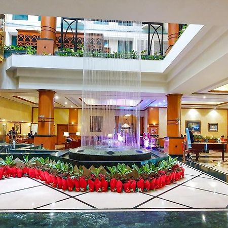 兰花酒店 孟买 外观 照片 The lobby of the hotel