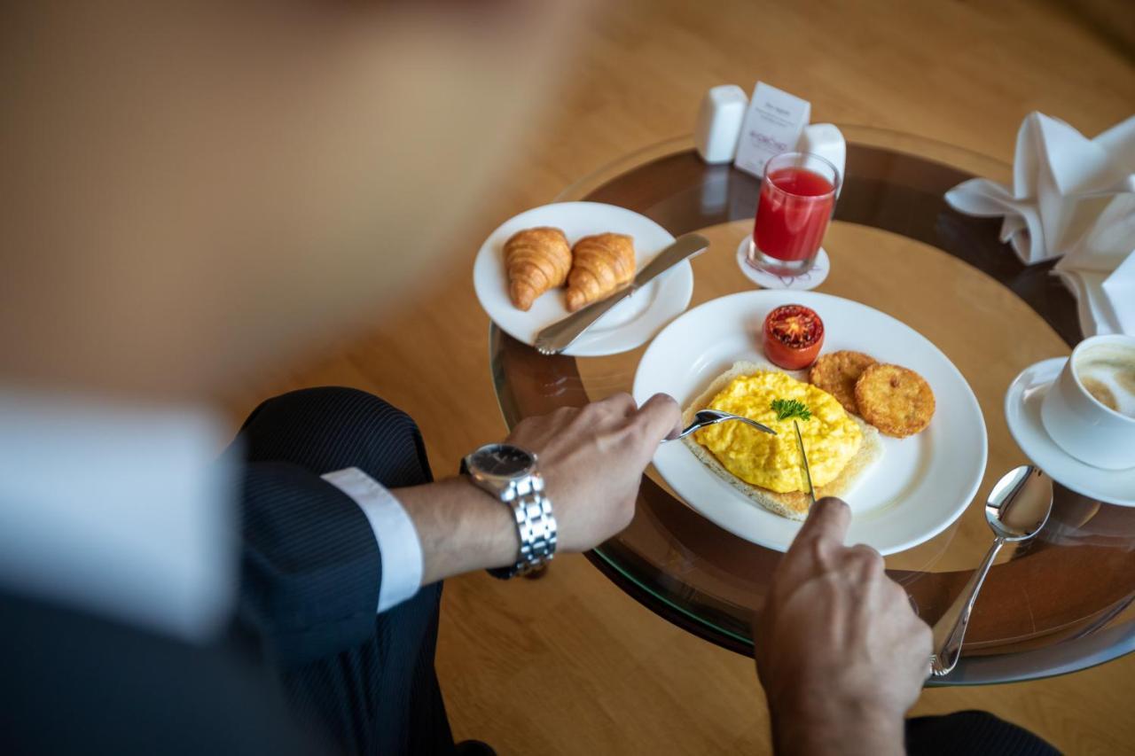 兰花酒店 孟买 外观 照片 A man eating breakfast