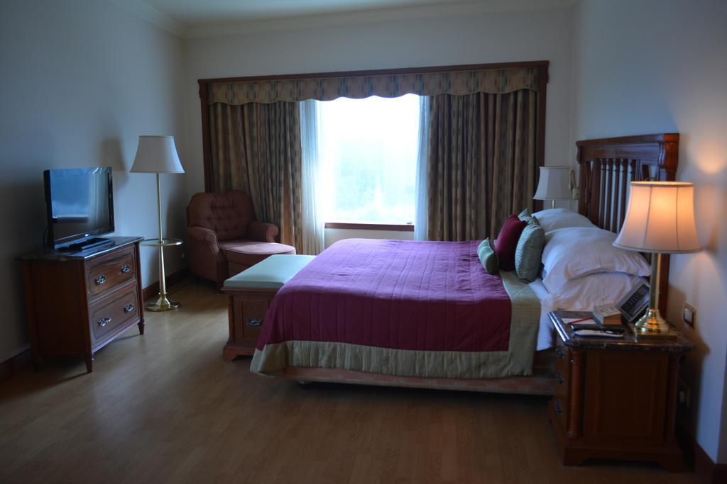 兰花酒店 孟买 外观 照片 A bedroom at the Inn at the Opera