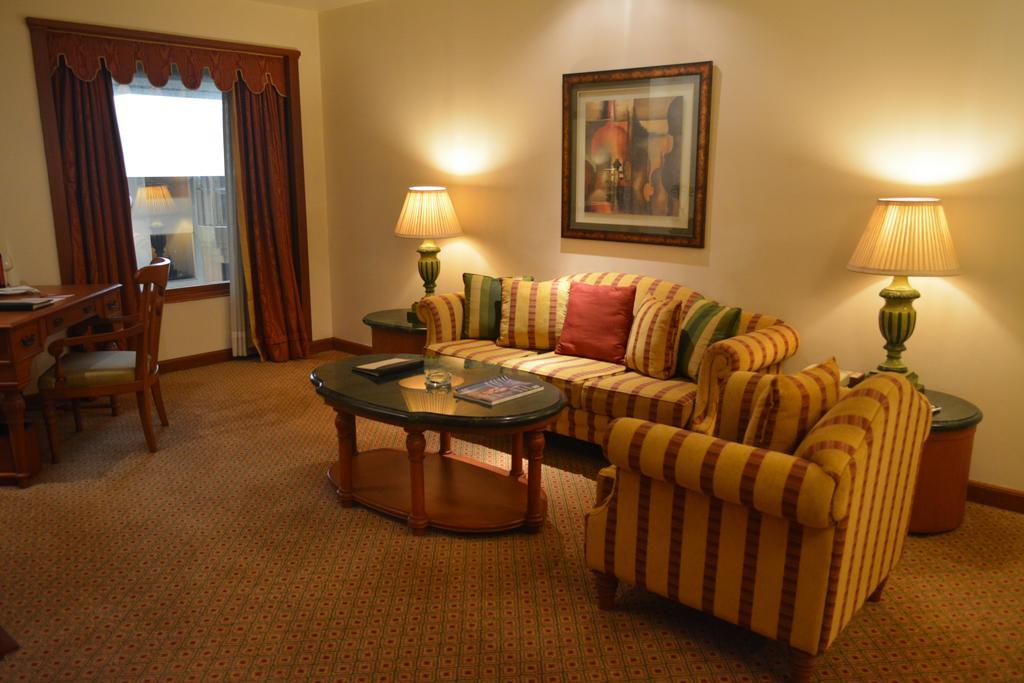 兰花酒店 孟买 外观 照片 A living room at the Ritz-Carlton, Boston