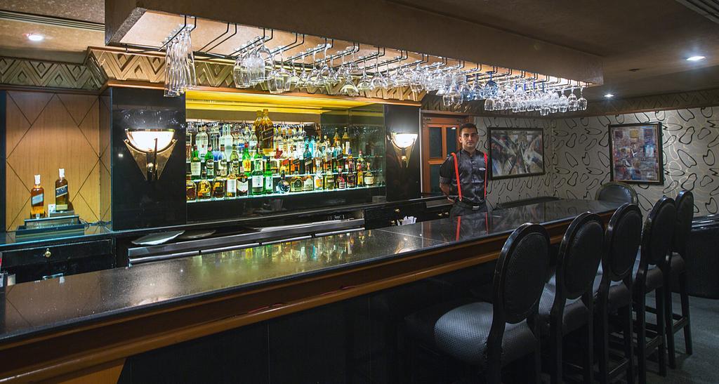 兰花酒店 孟买 外观 照片 The bar at the 21 Club