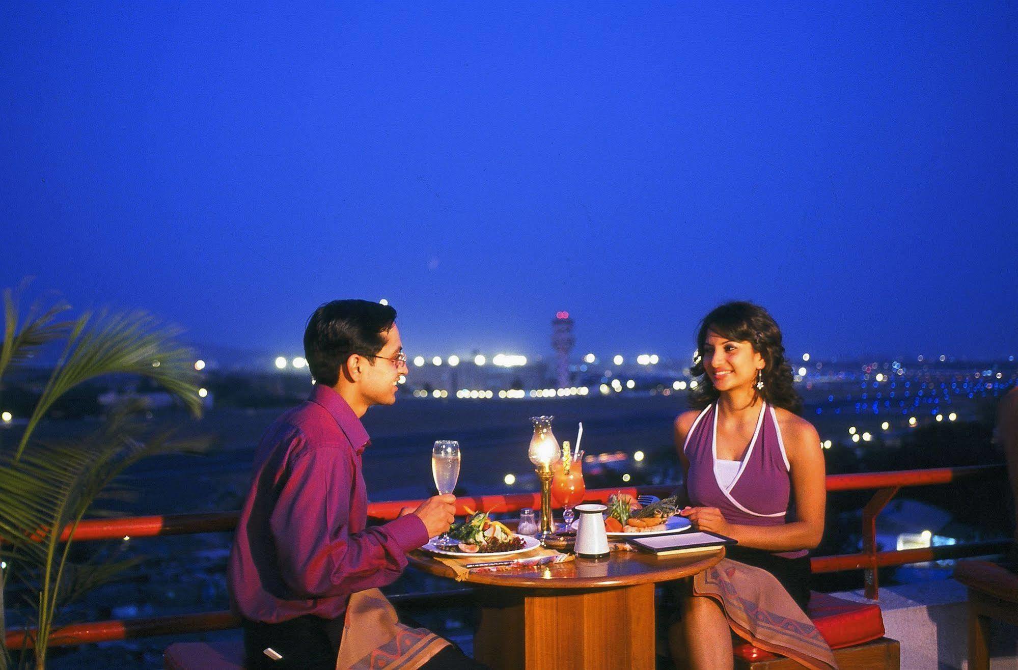 兰花酒店 孟买 餐厅 照片 A couple dining at a restaurant in India