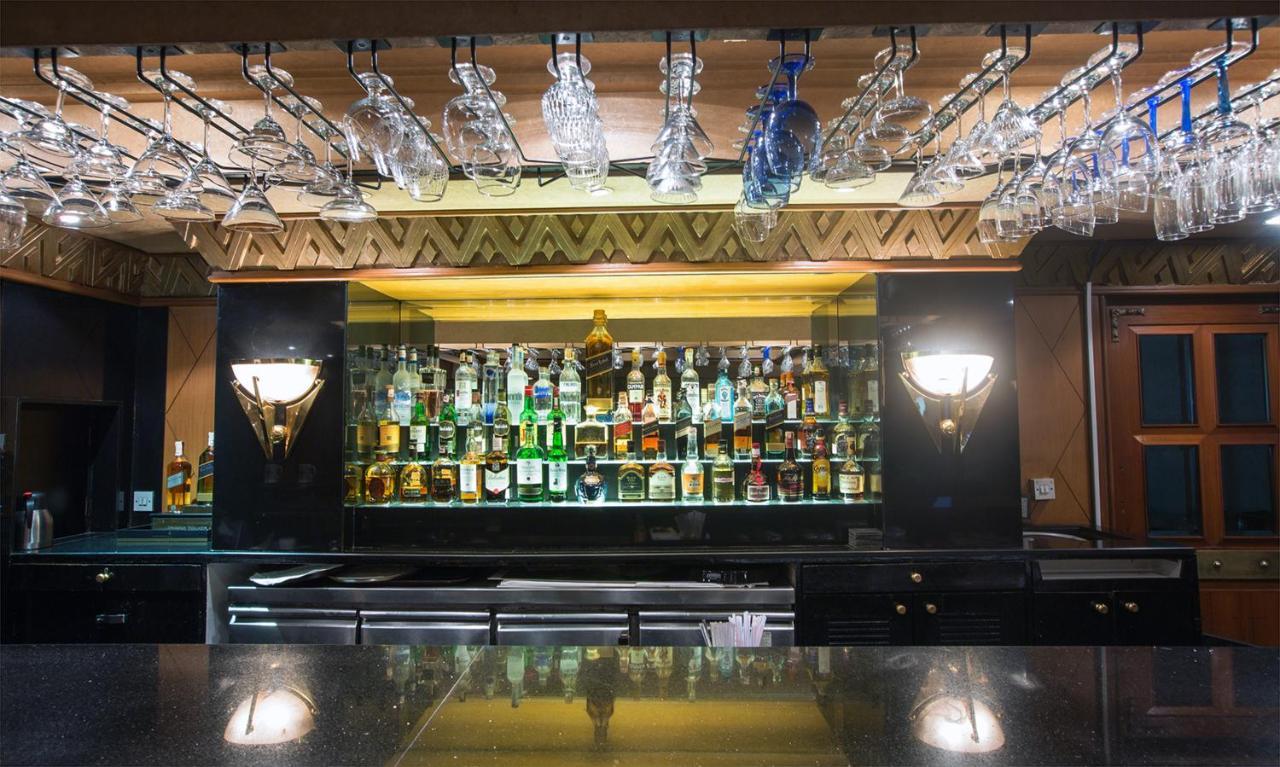 兰花酒店 孟买 外观 照片 The bar at the 1905 Bar and Lounge
