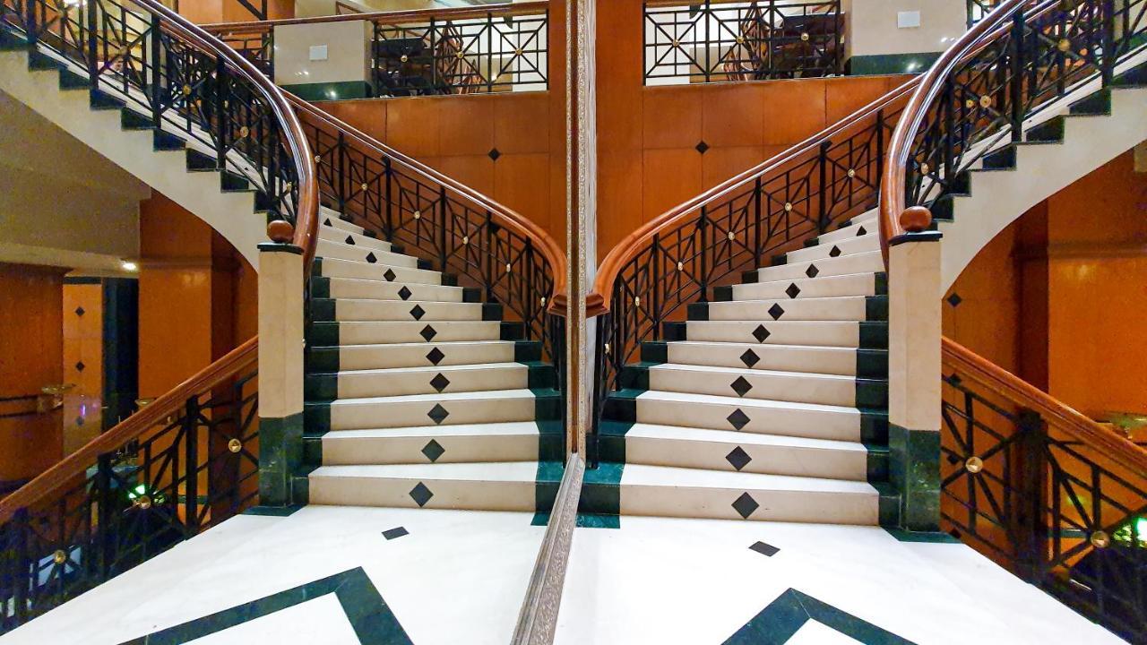 兰花酒店 孟买 外观 照片 Stairs in the lobby
